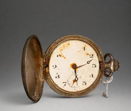 Taschenuhr mit arabischen Ziffern und silbernem Ge