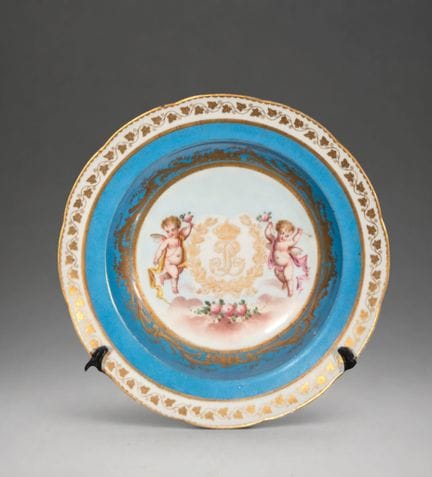 Teller mit Cherubim und Blumenverzierung – Französ