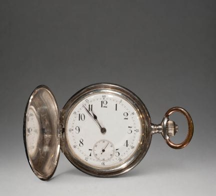 Taschenuhr mit Klappdeckel und arabischen Ziffern
