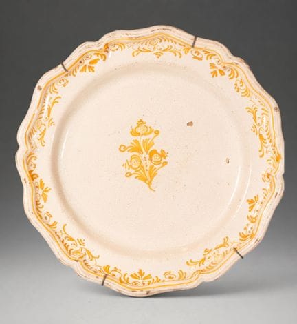 MANISES CERAMICS - Assiette à bord ondulé et décor