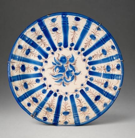 MANISES CERAMICS - Assiette à motifs géométriques 