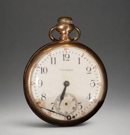 Taschenuhr mit weißem Zifferblatt
Taschenuhr mit e