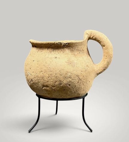陶制饮器，迦南文化，青铜时代早期（公元前3100-2000年）
手工塑形并烧制的赤陶器。尺寸：高10