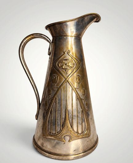 约瑟夫·桑基父子新艺术风格黄铜水壶，英格兰
约1910年，高23厘米×宽12厘米。