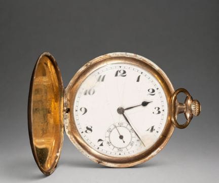 Goldene Taschenuhr mit weißem Zifferblatt
Taschenu