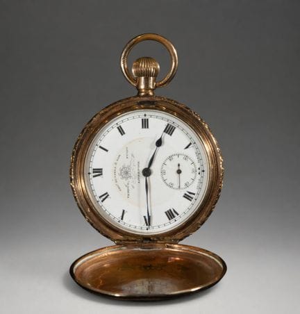 Taschenuhr mit Klappdeckel und arabischen Ziffern

