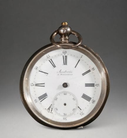Taschenuhr mit weißem Zifferblatt und Sekundenzeig