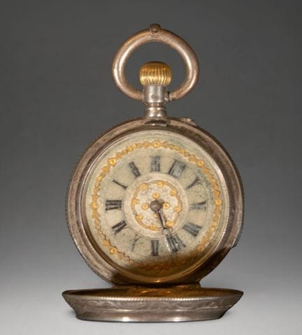 Taschenuhr mit verziertem Zifferblatt
Taschenuhr m