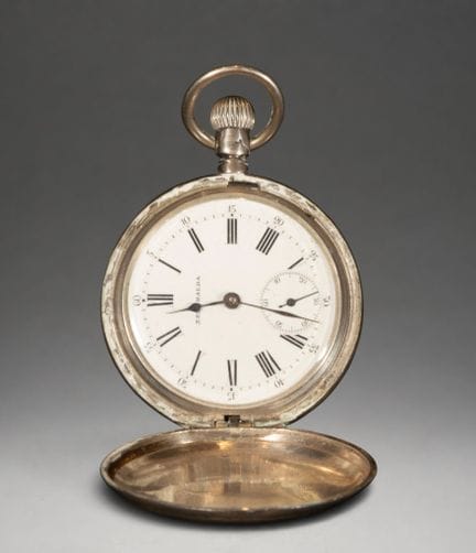 Goldene Taschenuhr mit arabischen Ziffern
Taschenu
