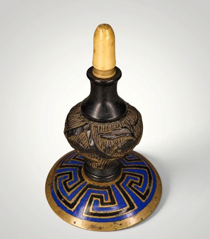 Flacon de parfum Art déco en laiton émaillé, année