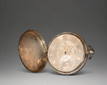 Taschenuhr mit goldenem Gehäuse und römischen Ziff