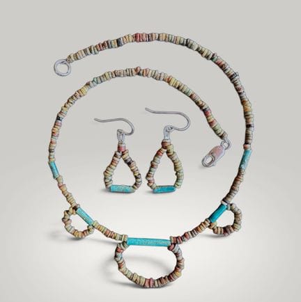 Set aus Halskette und Ohrringen aus altägyptischen