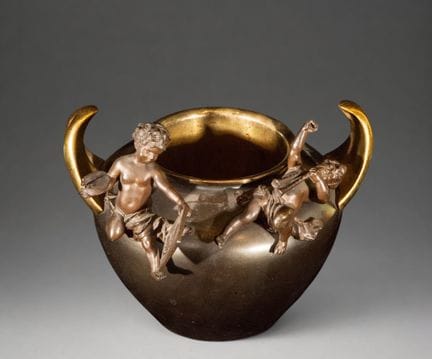 Ziergefäß mit Cherubim aus patinierter und vergold