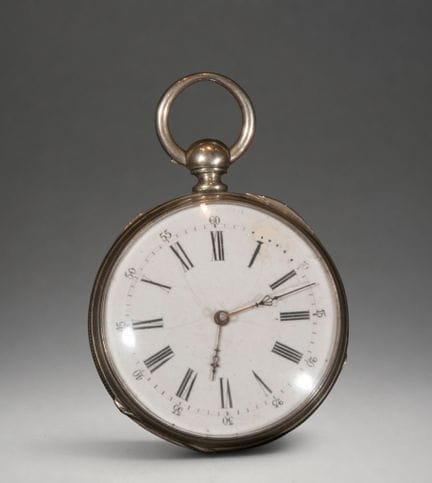 Taschenuhr mit weißem Zifferblatt und kleiner Seku