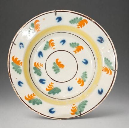 MANISES CERAMICS - Assiette avec décor végétal pol