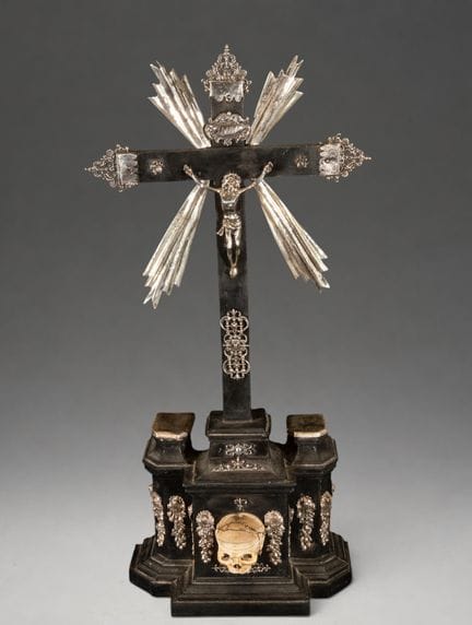 Altarkruzifix mit silbernem Christus und Passionsa