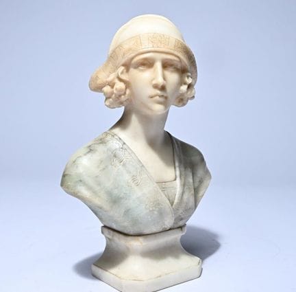装饰艺术风格女性半身像，署名米凯洛蒂——意大利学派——约1920年
这件大理石材质的女性半身像采用意