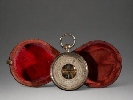 Taschenuhr in rotem Etui
Kleine Taschenuhr mit Met