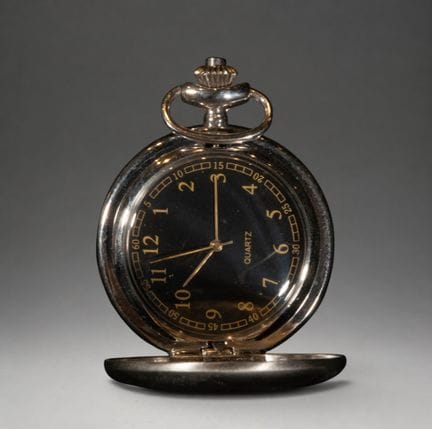 Taschenuhr mit schwarzem Zifferblatt und arabische