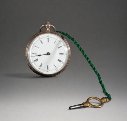 Kleine Taschenuhr mit grüner Kette
Kleines rundes 