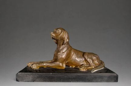 青铜猎犬雕塑——法国学派——19世纪
这件青铜雕塑描绘了一只呈警觉姿态站立的猎犬，身躯修长，四肢稳稳