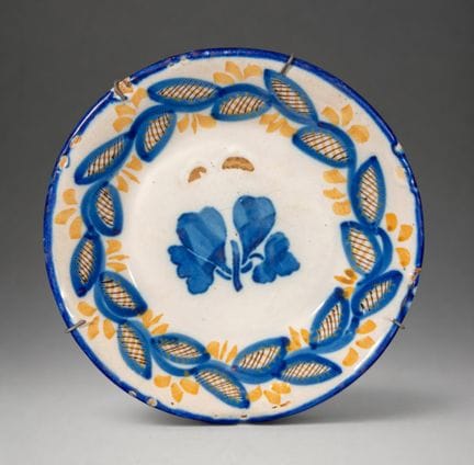 MANISES CERAMICS - Assiette avec décor végétal en 