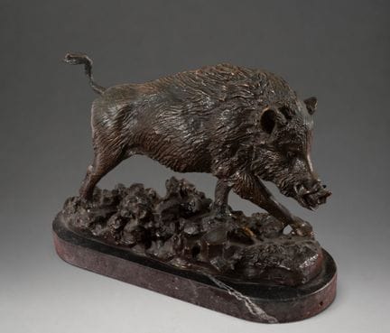 岩石地貌上的野猪——法国画派——19世纪晚期
这件青铜雕塑表面覆盖着深棕色的铜绿，刻画了一头在布满植
