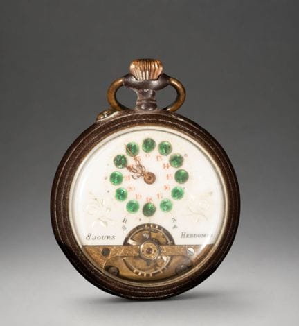 Taschenuhr mit verziertem Zifferblatt und römische