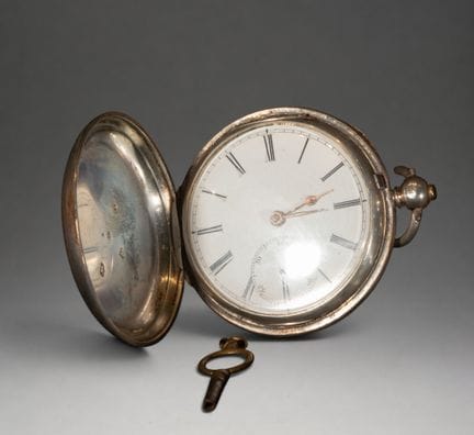 Taschenuhr mit verziertem Deckel und römischen Zif
