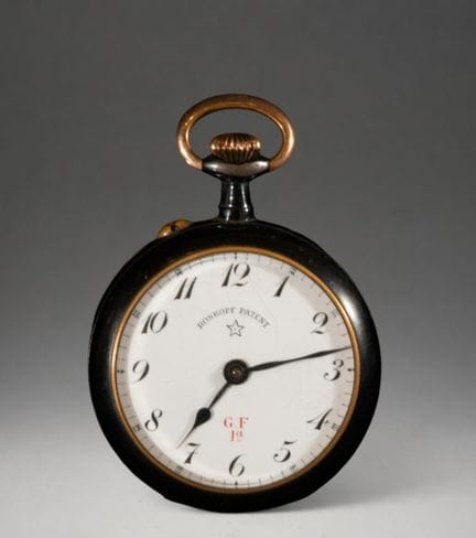 Taschenuhr mit weißem Zifferblatt und dunklem Gehä