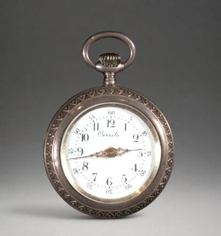 Miniatur-Taschenuhr mit graviertem Gehäuse
Rundes 