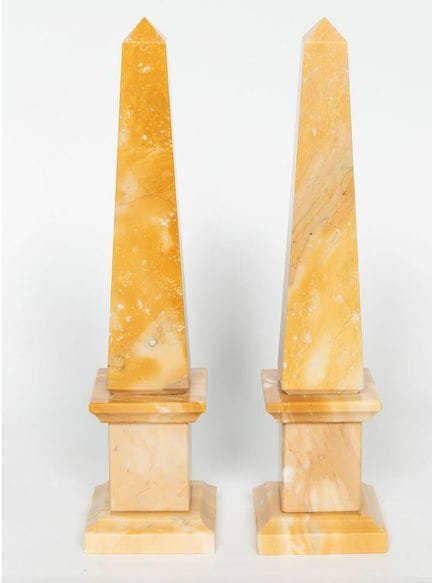 Obelisk-Paar aus gelbem Siena-Marmor – Italienisch