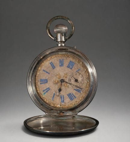 Taschenuhr mit goldenem Zifferblatt und Klappdecke