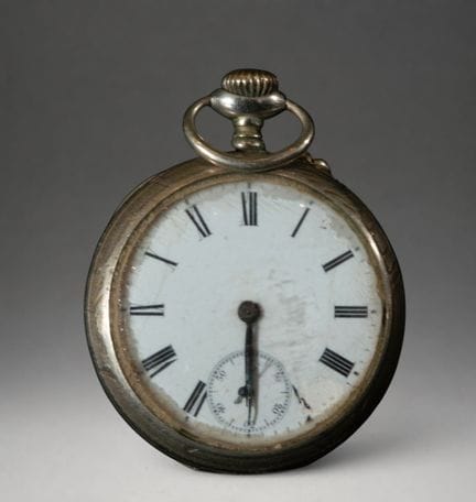 Taschenuhr mit weißem Zifferblatt und römischen Zi