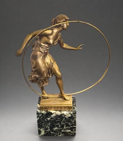 Vergoldete Bronzeskulptur „Frau mit Reif“, signier