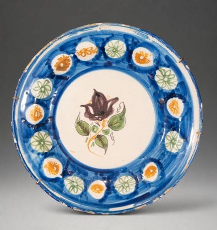 MANISES CERAMICS - Assiette avec rose centrale et 