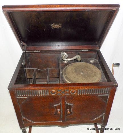 Gramophone à remontoir Excelsior dans un meuble en