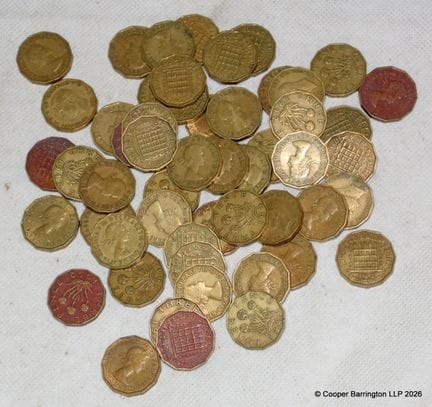 363 g de pièces britanniques de trois pence non tr
