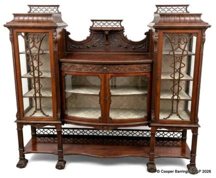 一件精美的新艺术风格桃花心木沙龙展示柜。约1900年初。采用吉洛斯（Gillows）风格设计，顶部为