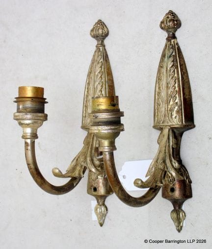 Ein Paar 1920/30er Jahre Flaming Urn Wandleuchter.