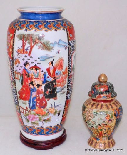Antike chinesische Exportvase auf Holzsockel. Höhe