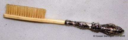 Brosse à moustache KE VII en argent
Brosse à moust