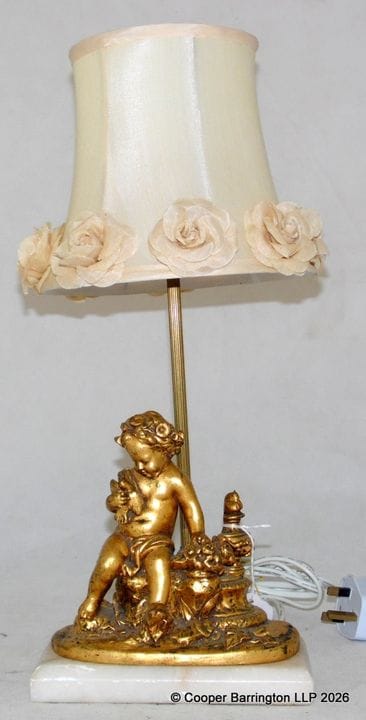 Cherub Tischlampe im antiken Stil auf weißem Marmo