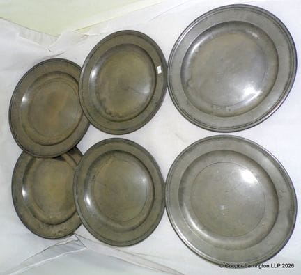 Assiettes de présentation et plats anciens en étai