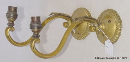 Ein Paar Wandleuchten aus Messing mit Scroll-Dekor