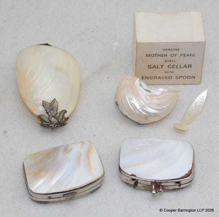 Une collection d'objets en nacre
Une collection d'