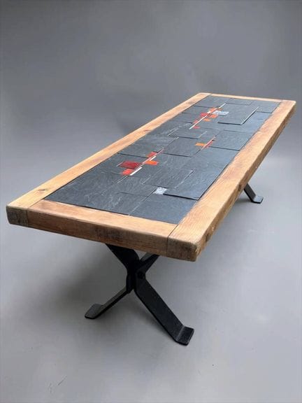 皮埃尔·勒贝（1929-2008），风格如
茶几，桌面为板岩材质，点缀有陶瓷瓷砖。
39 x 132