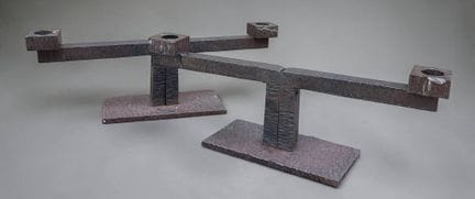 Paire de bougeoirs en fer forgé à deux lumières
14