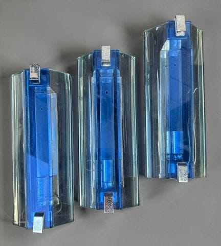 VECA Italia
Trois appliques en verre bleu et incol