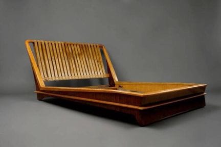 路易·索诺（Louis SOGNOT，1892-1970）
双人床，采用梣木流线型框架，饰以马卡萨黑